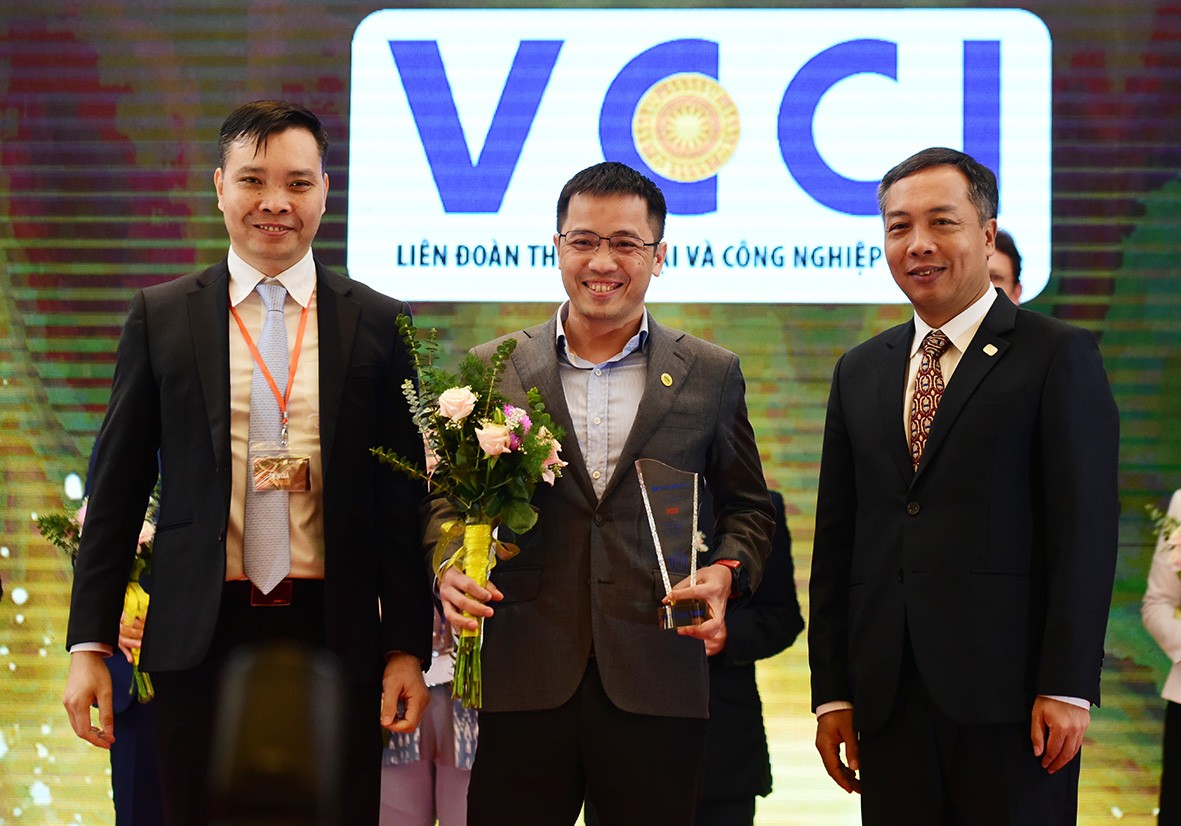 Đại diện Liên đoàn Thương mại và công nghiệp Việt Nam (VCCI) nhận cúp vinh danh