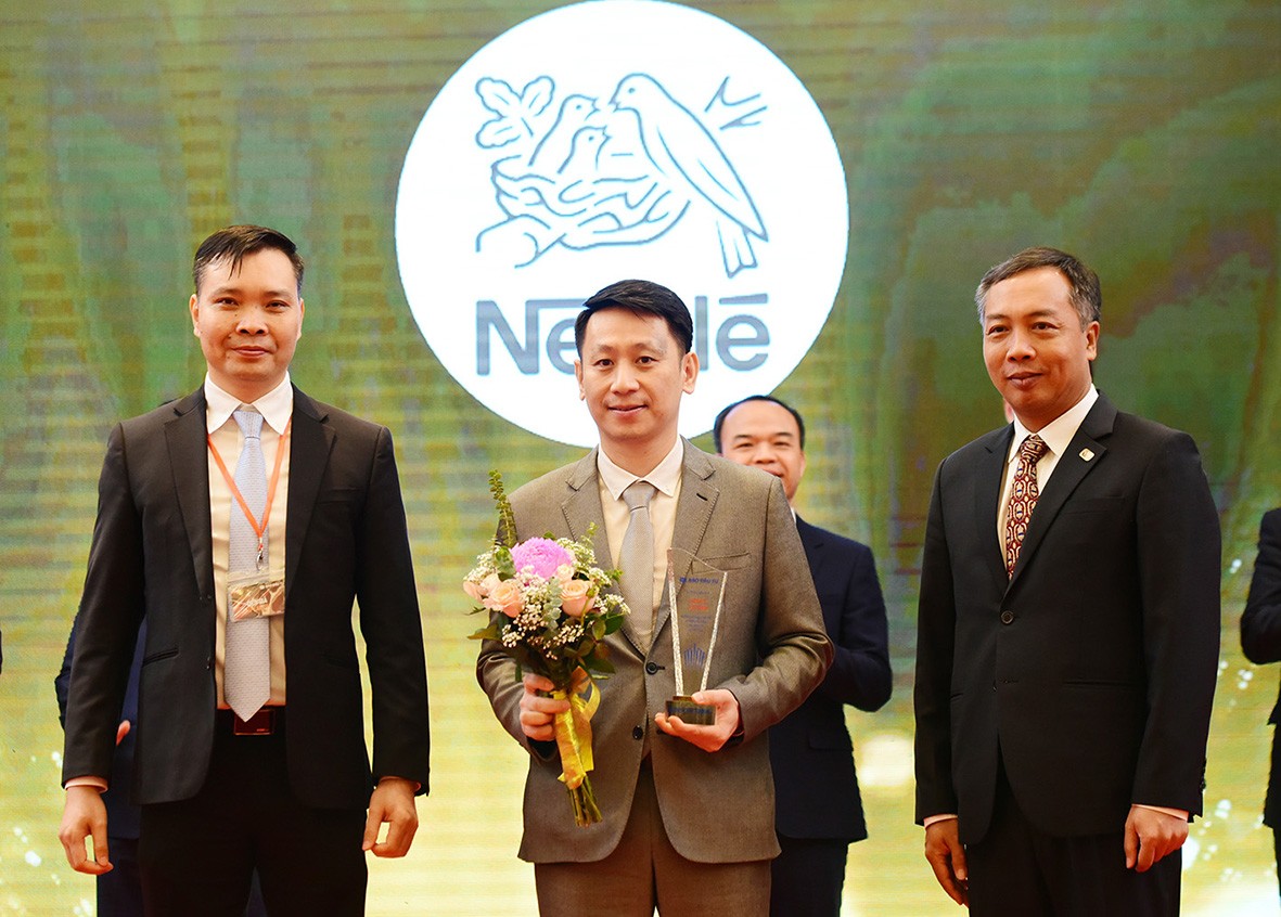 Đại diện Nestle Việt Nam nhận cúp vinh danh