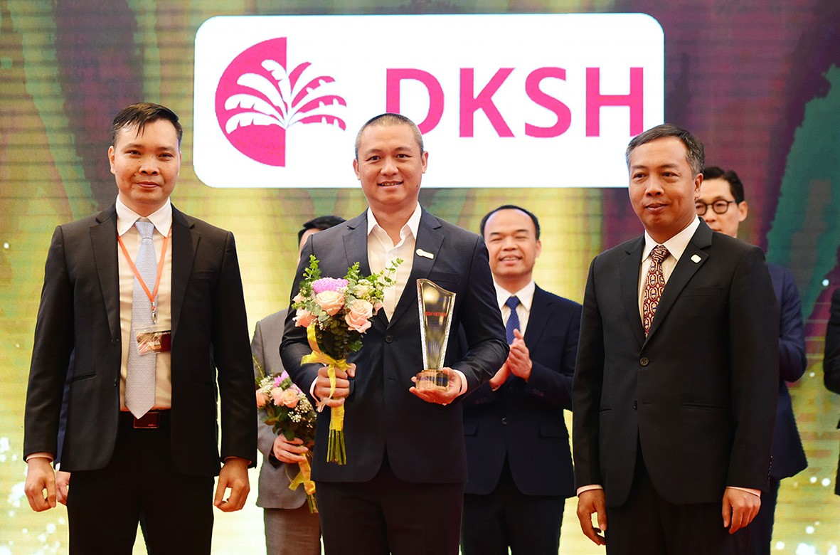 Đại diện DKSH nhận cúp vinh danh