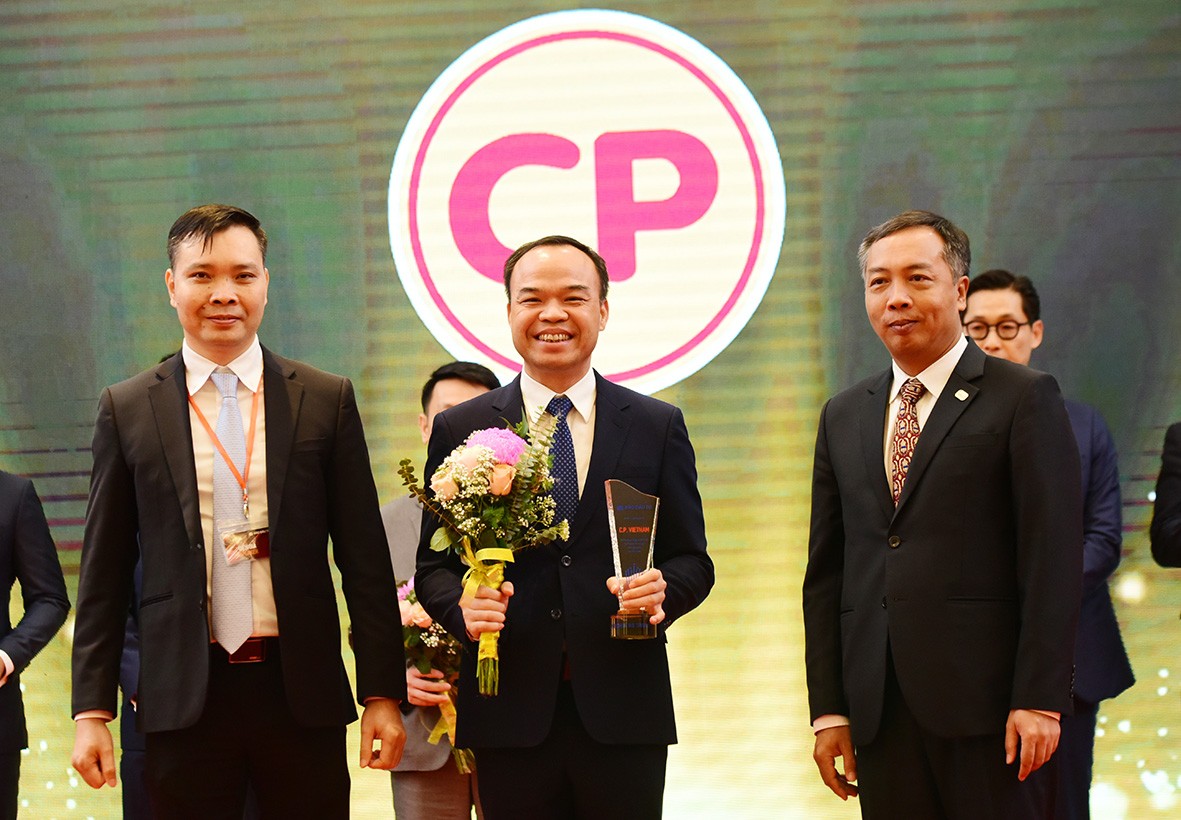 Đại diện Công ty cổ phần Chăn nuôi CP Việt Nam nhận cúp vinh danh