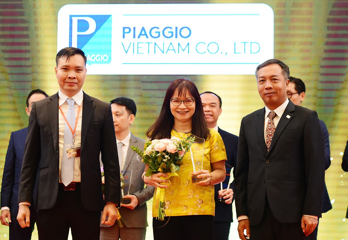 Đại diện Công ty Piaggio Việt Nam nhận cúp vinh danh