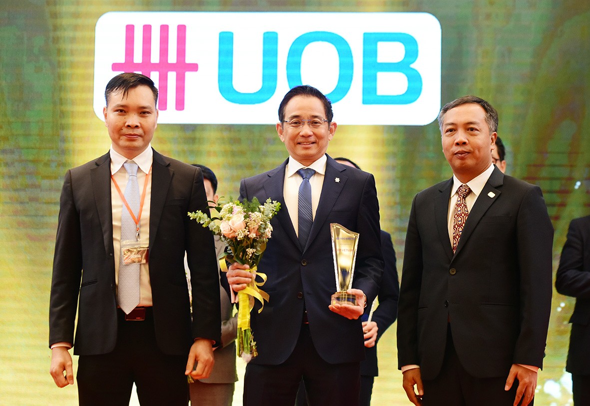 Đại diện Ngân hàng UOB Việt Nam nhận cúp vinh danh