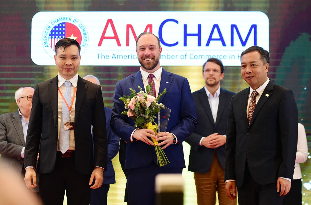 Ông Lê Trọng Minh (phải), Tổng Biên tập Báo Đầu tư và ông Đỗ Văn Sử (trái), Phó cục trưởng Cục Đầu tư nước ngoài (Bộ Kế hoạch và Đầu tư) trao kỷ niệm chương vinh danh cho dại diện Hiệp hội Thương mại Hoa Kỳ (Amcham) Việt Nam