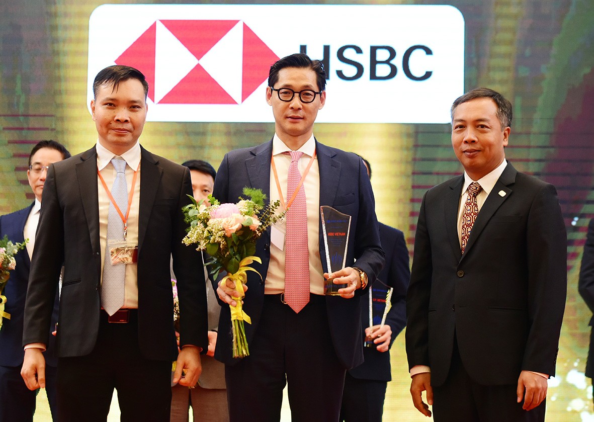 Đại diện Ngân hàng HSBC nhận cúp vinh danh