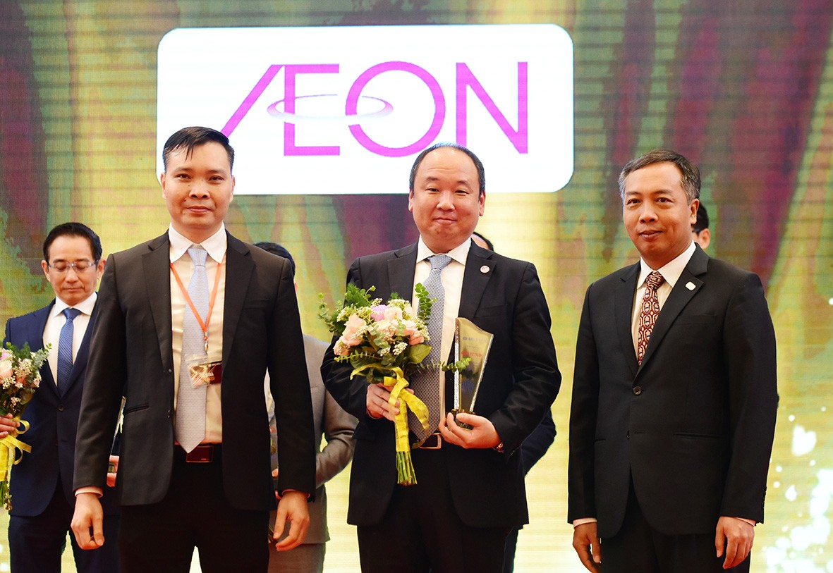 Đại diện AEON Việt Nam nhận cúp vinh danh