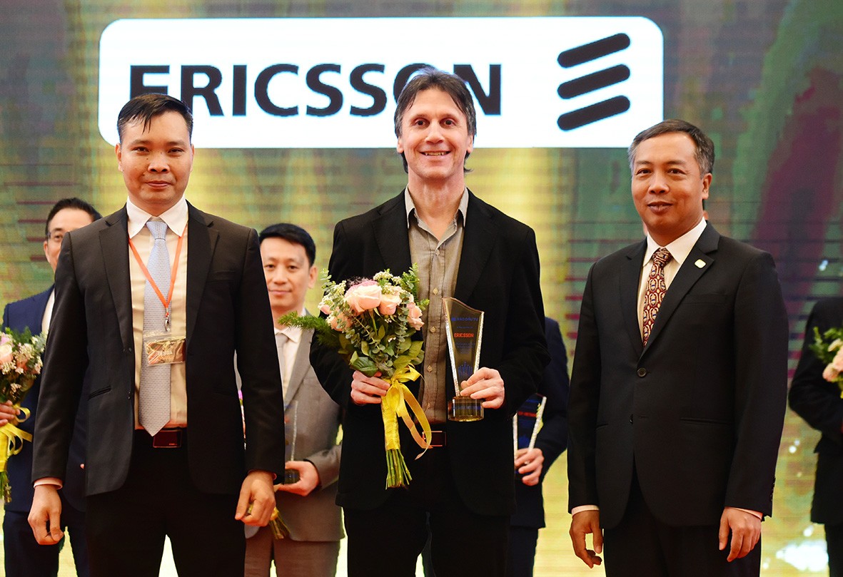 Đại diện Ericsson nhận cúp vinh danh