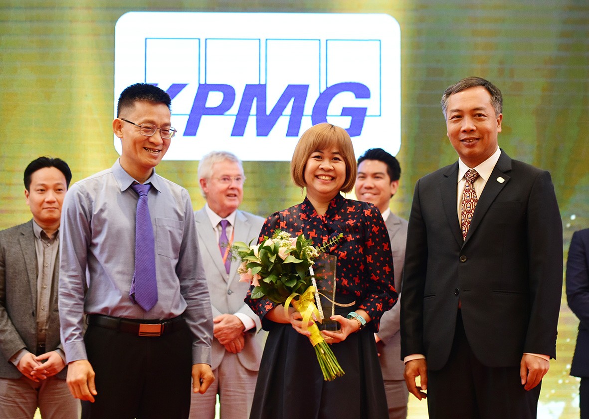 Đại diện KPMG nhận cúp vinh danh.