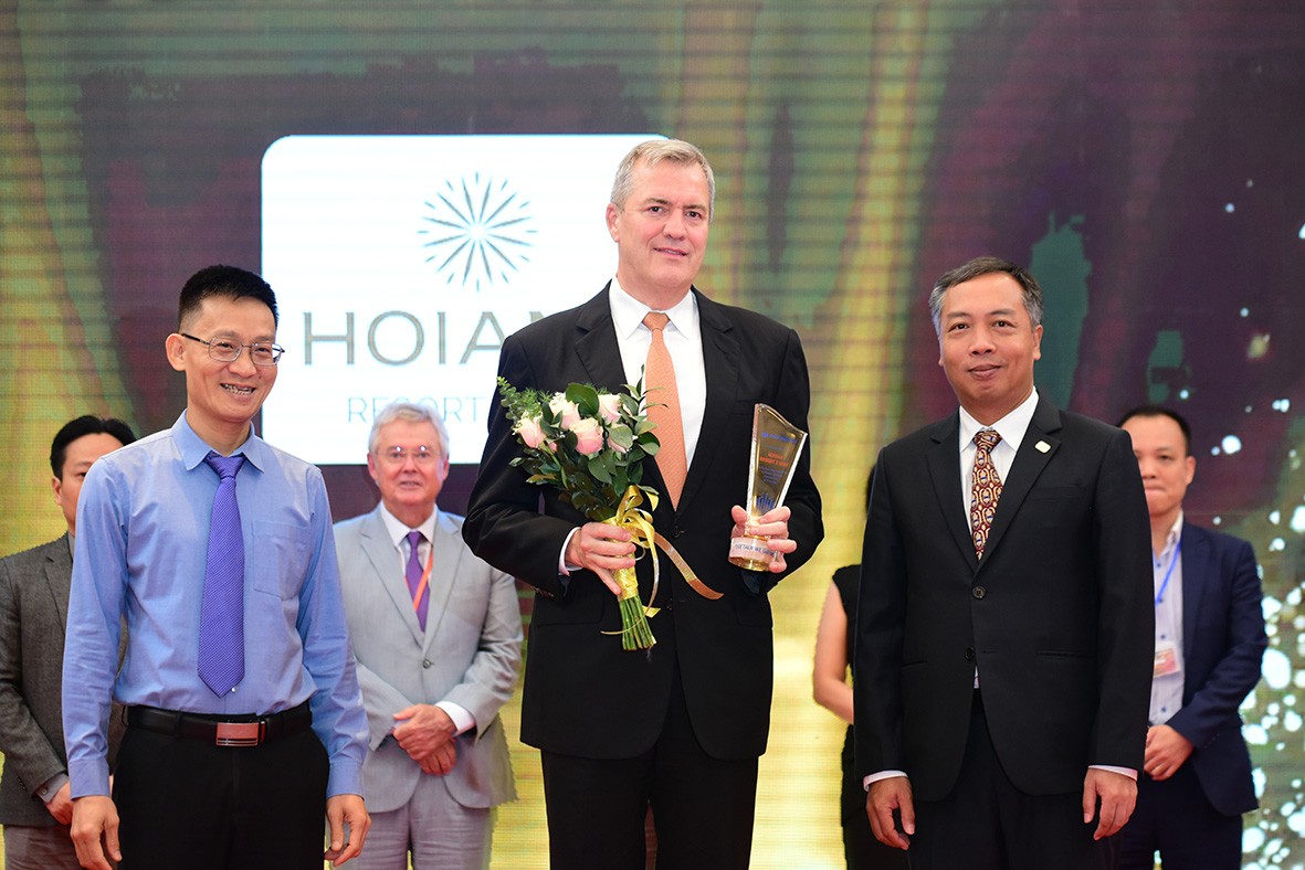 Đại diện Hoiana Resort &amp; Golf nhận cúp vinh danh.