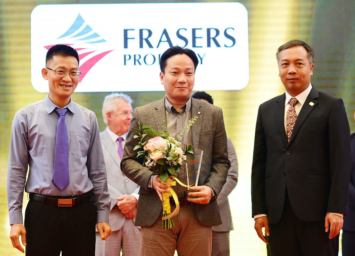 Đại diện Frasers Property nhận cúp vinh danh.