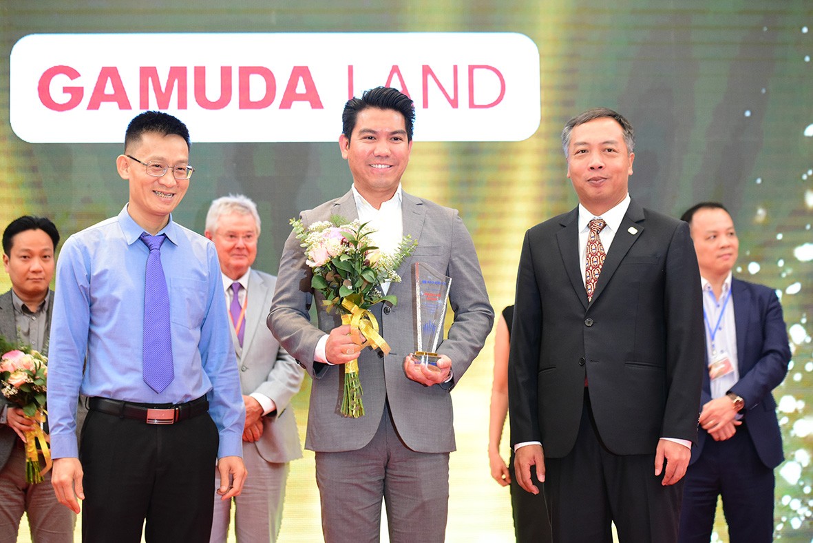 Đại diện Gamuda Land nhận cúp vinh danh.