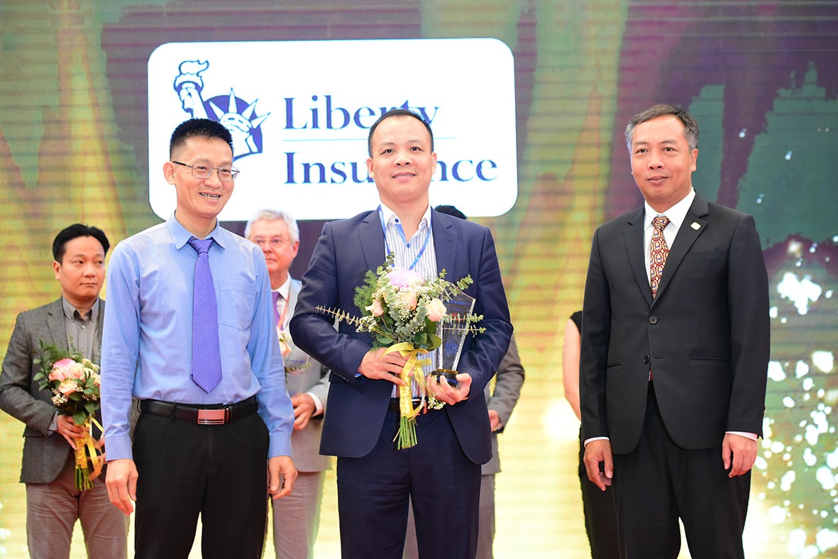 Đại diện Liberty Insurance nhận cúp vinh danh.