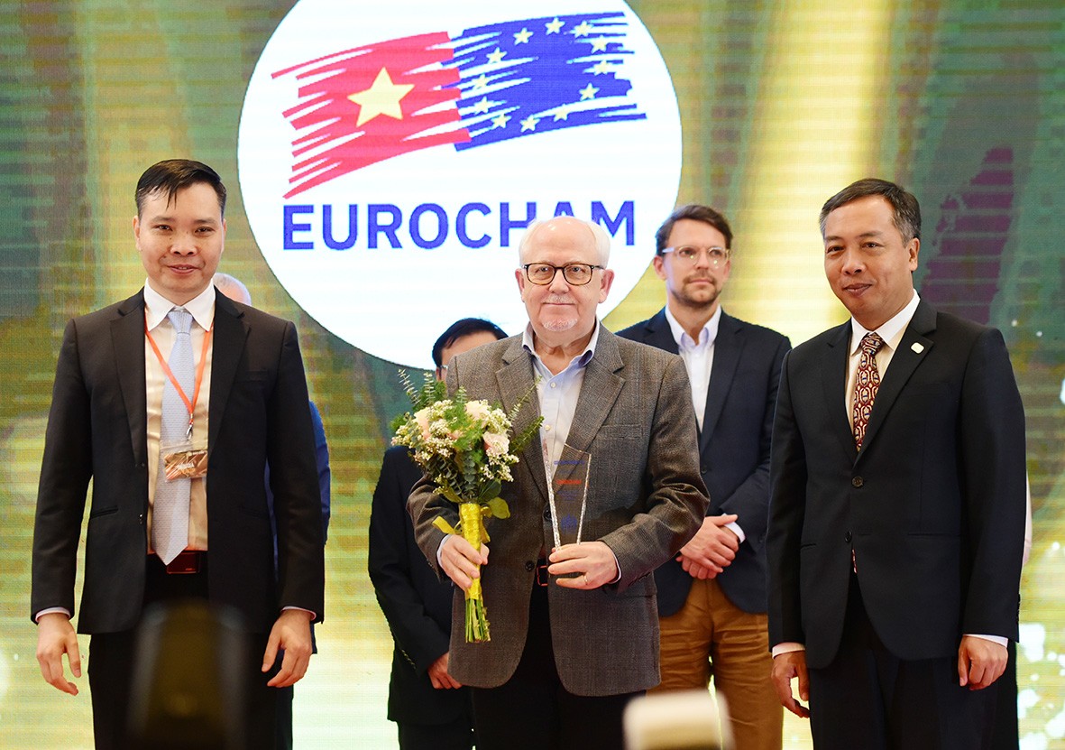 Đại diện Hiệp hội Doanh nghiệp châu Âu (Eurocham) tại Việt Nam nhận cúp vinh danh