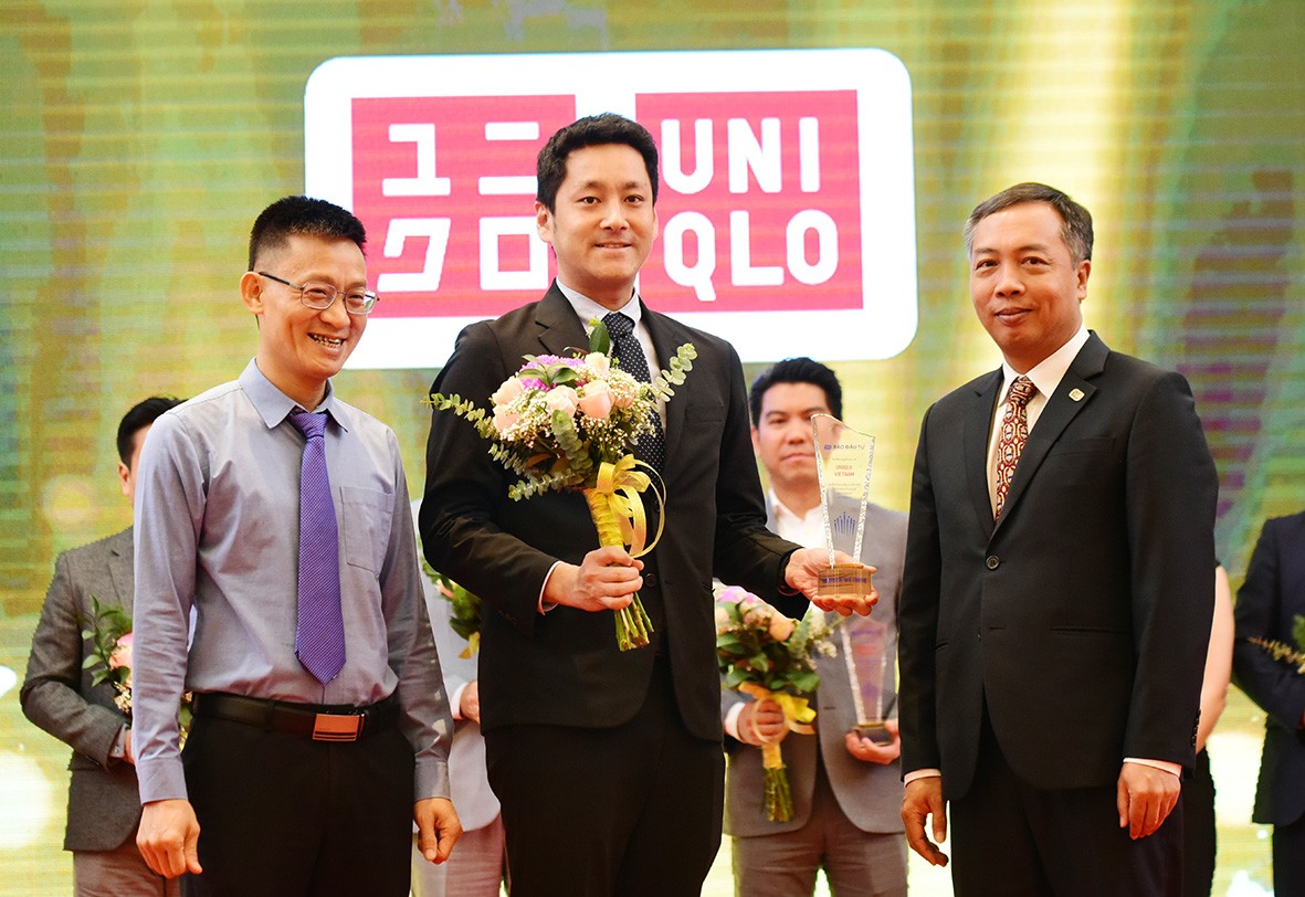 Đại diện Uniqlo nhận cúp vinh danh.