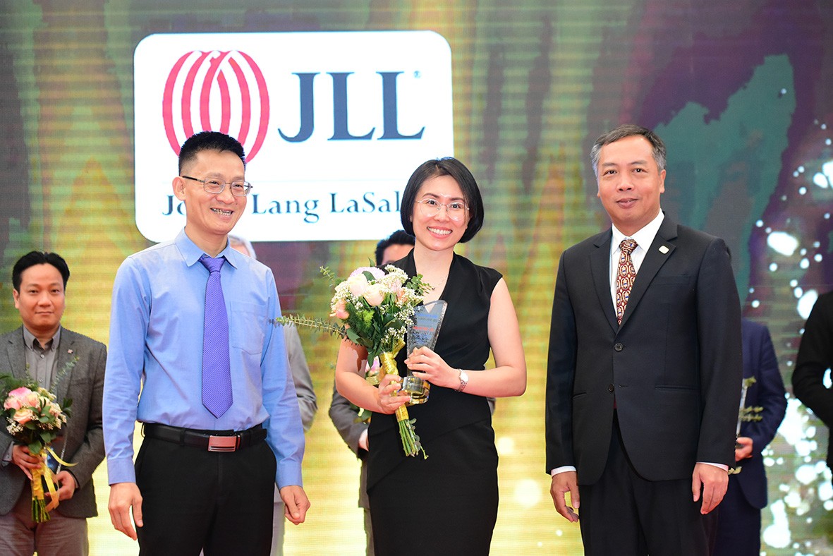 Đại diện Jones Lang Lasalle (JLL) nhận cúp vinh danh.