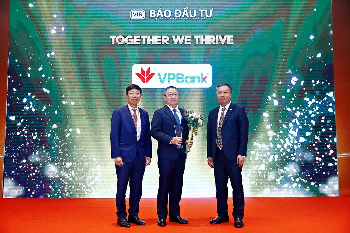 Ông Lê Trọng Minh (phải), Tổng Biên tập Báo Đầu tư và TS. Phan Hữu Thắng (trái), nguyên Cục trưởng Cục Đầu tư nước ngoài (Bộ Kế hoạch và Đầu tư) tặng kỷ niệm chương vinh danh cho đại diện Ngân hàng TMCP Việt Nam Thịnh Vượng (VPBank).