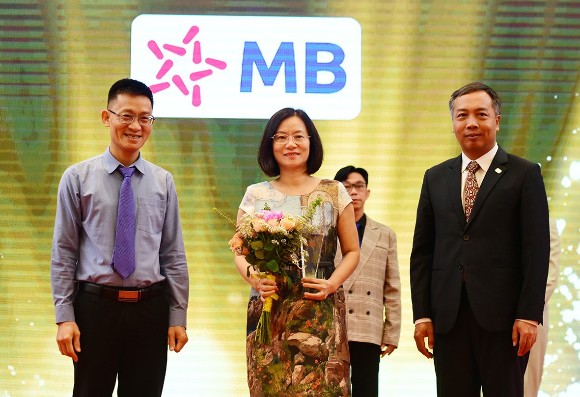 Đại diện Ngân hàng MB nhận cúp vinh danh.