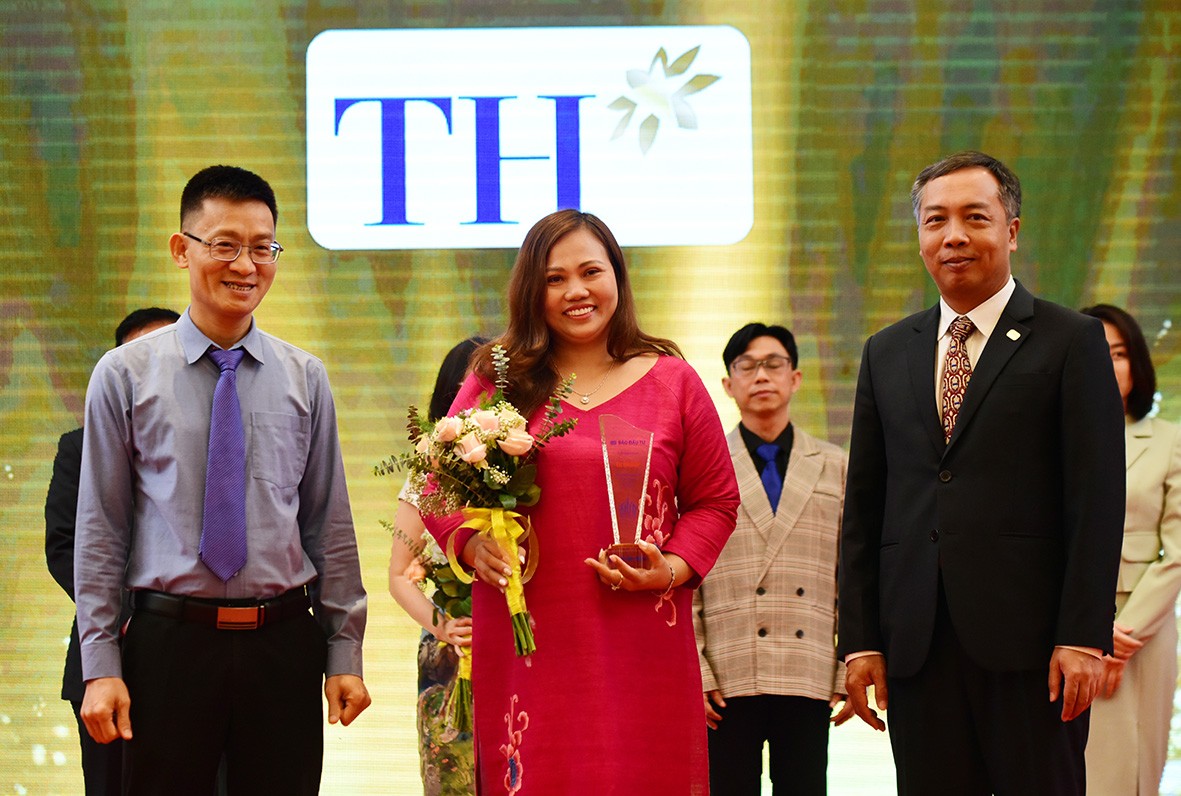 Đại diện Công ty cổ phần TH Việt Nam nhận cúp vinh danh.