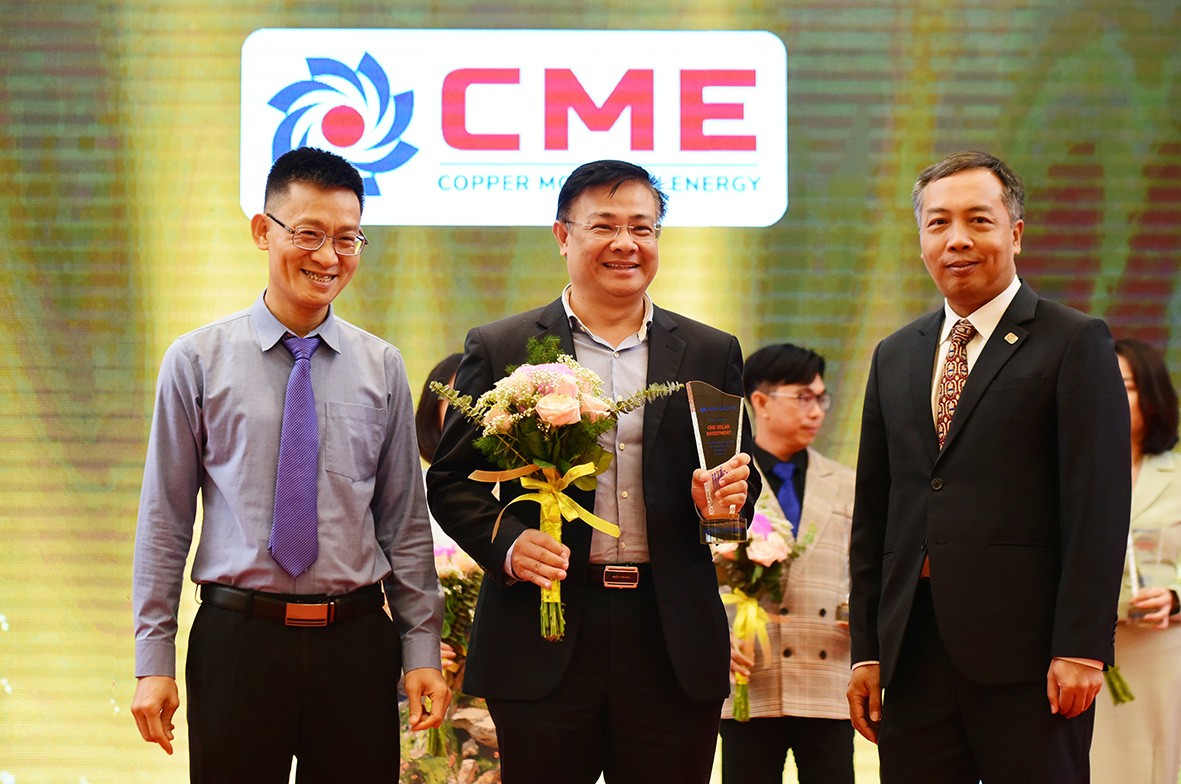 Đại diện CME Solar Việt Nam nhận cúp vinh danh.