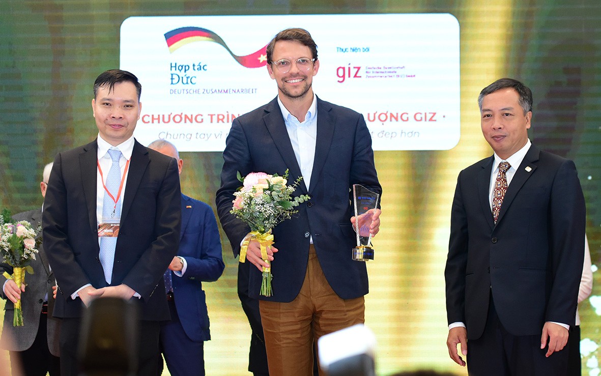 Đại diện Chương trình Hỗ trợ năng lượng GIZ nhận cúp vinh danh