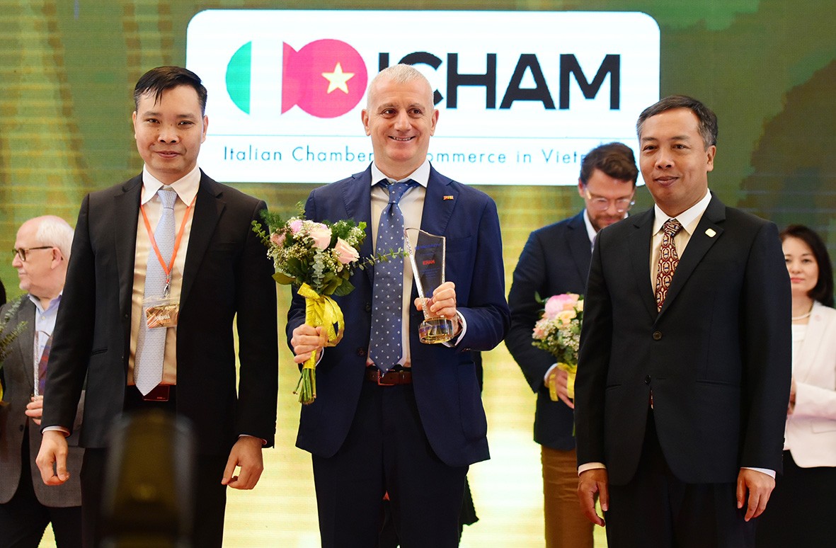 Đại diện Phòng thương mại Italia tại Việt Nam (Icham) nhận cúp vinh danh
