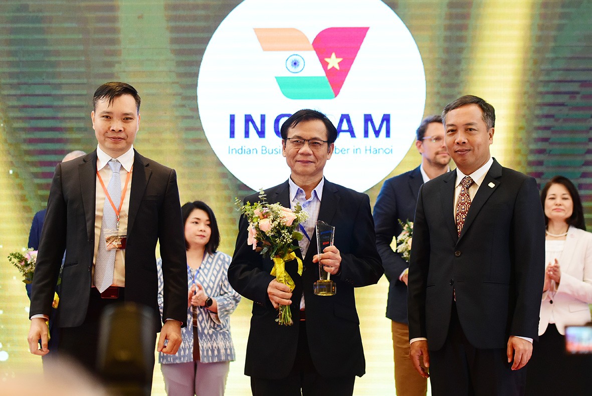 Đại diện Hiệp hội Doanh nghiệp Ấn Độ tại Việt Nam (Incham) nhận cúp vinh danh