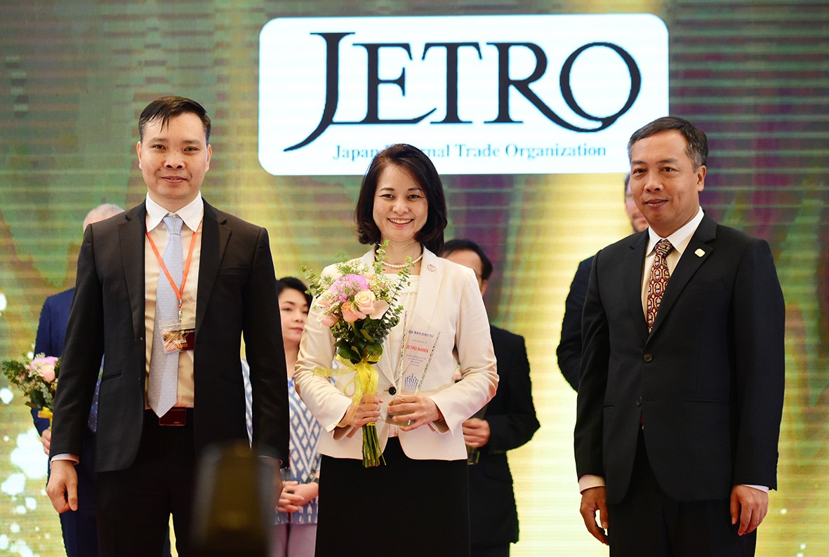 Đại diện Tổ chức Xúc tiến thương mại Nhật Bản (JETRO) nhận cúp vinh danh