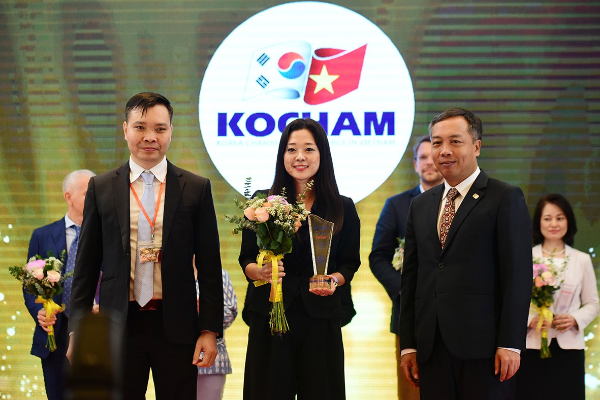 Đại diện Hiệp hội Thương mại và công nghiệp Hàn Quốc (KOCHAM) nhận cúp vinh danh