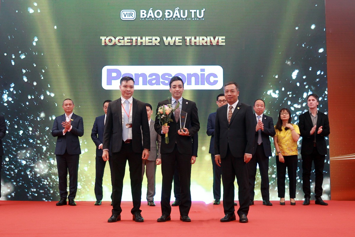 Đại diện Panasonic Việt Nam nhận cúp vinh danh