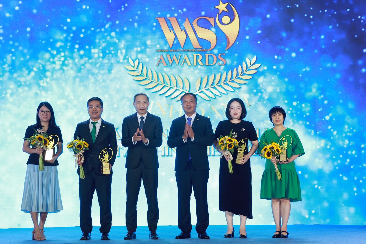 Đại diện các công ty chứng khoán nhận kỷ niệm chương