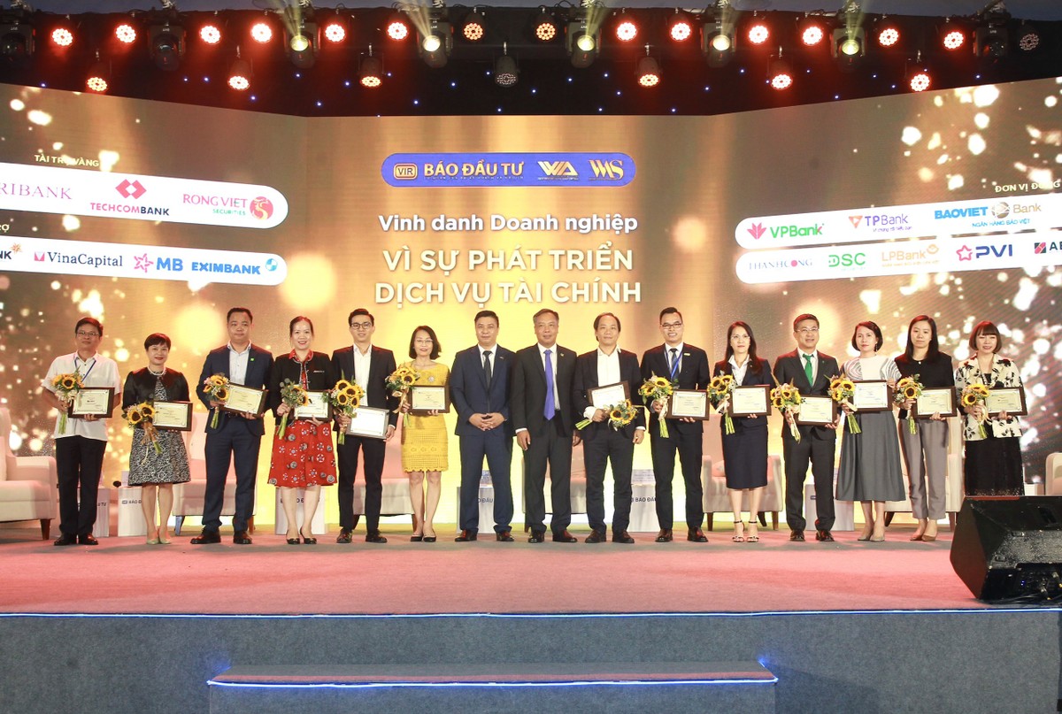 Đại diện các doanh nghiệp nhận Vinh danh