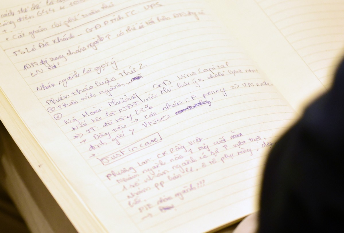 Người tham dự Diễn đàn tập trung lắng nghe và ghi chép các thông tin