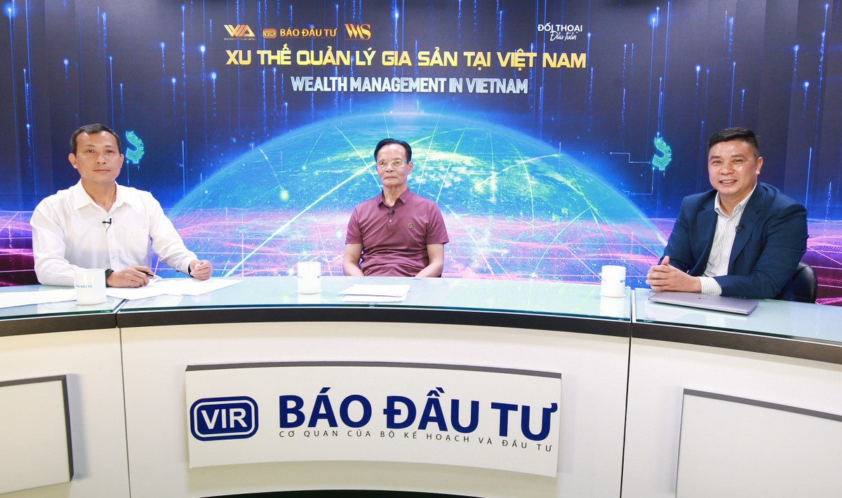 TS. Lê Xuân Nghĩa, Chuyên gia tài chính ngân hàng và ông Nguyễn Minh Tuấn, CEO của AFA Capital, Nhà Sáng lập Nền tảng đầu tư và quản lý tài chính cá nhân TOPI chia sẻ tại Talkshow (Ảnh: Chí Cường)