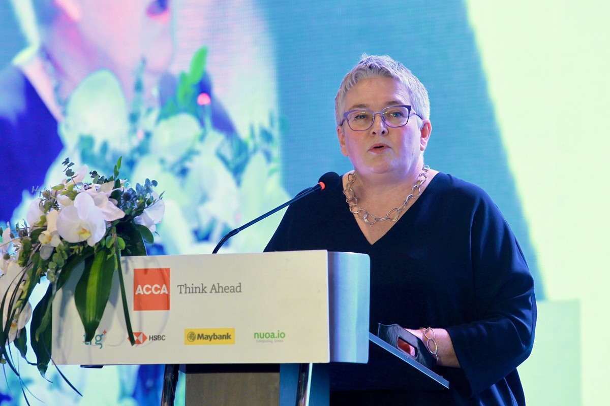 Bà Helen Brand OBE, Giám đốc điều hành của ACCA phát biểu tại Diễn đàn