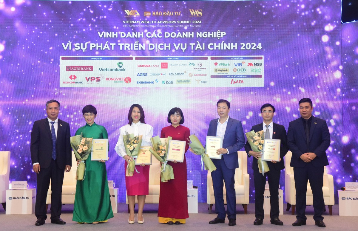 Đại diện Vietcombank được vinh danh tại Diễn đàn Cấp cao cố vấn tài chính 2024