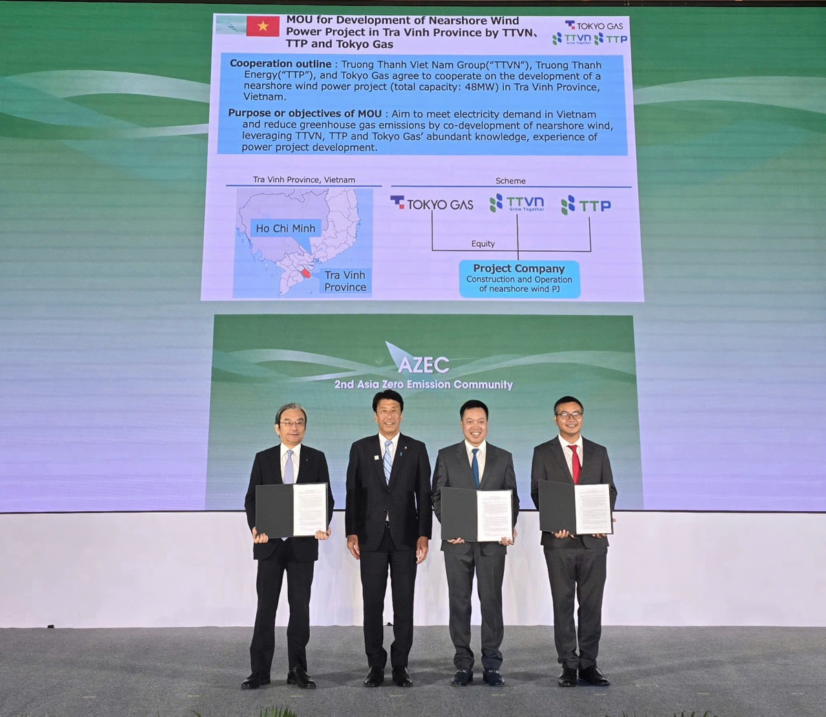 Bộ trưởng Bộ Kinh tế - Thương mại - Công nghiệp Nhật Bản (METI) chụp ảnh cùng đại diện các doanh nghiệp tham gia ký kết