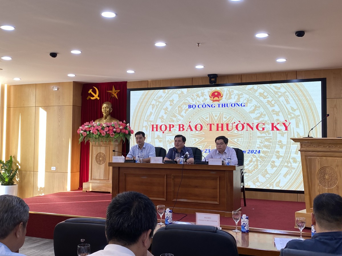 Thứ trưởng Bộ Công thương Nguyễn Sinh Nhật Tân (ngồi chính giữa) chủ trì Họp báo thường kỳ quý III/2024