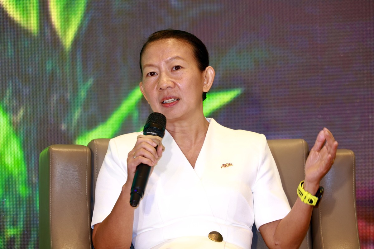 Bà Nguyễn Thị Ngọc Huệ, Giám đốc Quản trị chiến lược Nguồn nhân lực, Truyền thông Đối ngoại và Phát triển bền vững, AEON Việt Nam phát biểu tại Hội thảo