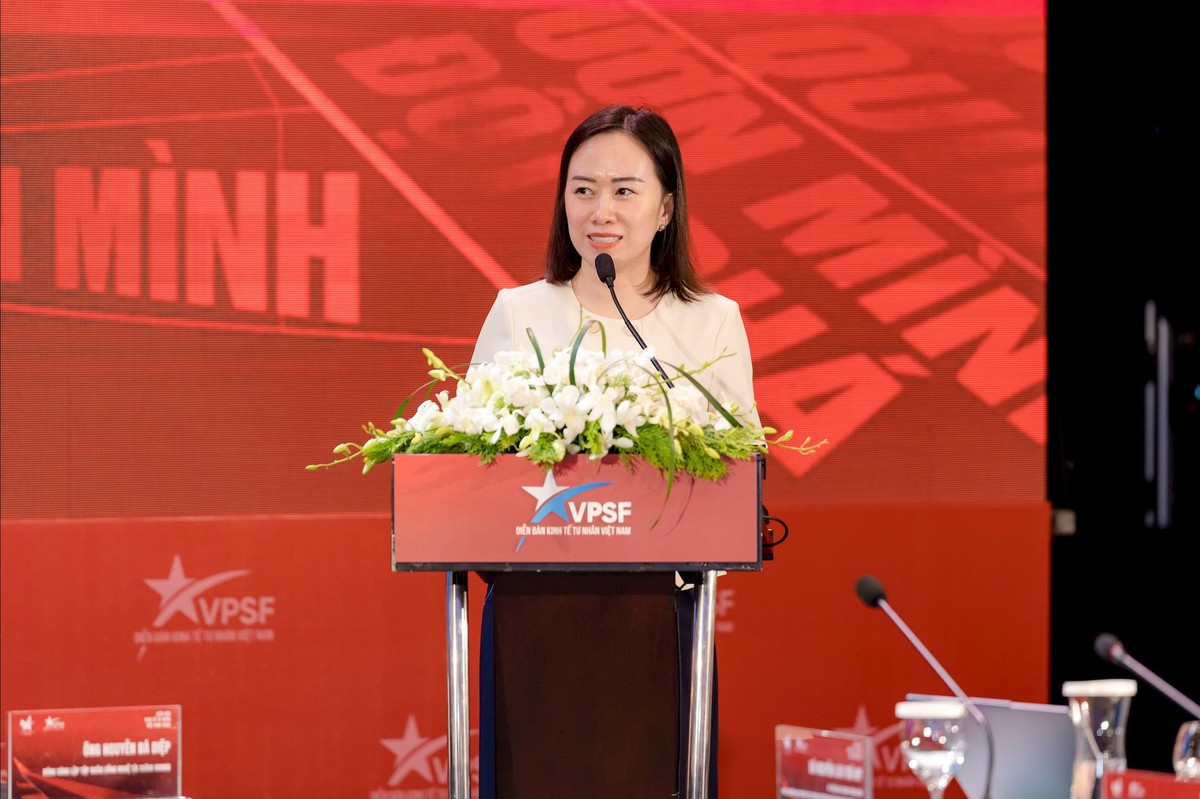 Bà Bùi Cẩm Vân, Giám đốc Khối quản trị Doanh nghiệp Buymed chia sẻ tại sự kiện