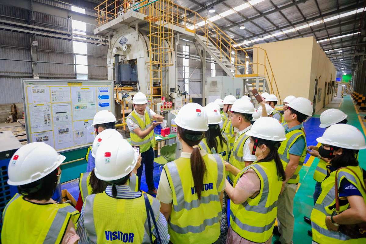 Khách hàng tham quan nhà máy sản xuất tấm xi măng xanh DURAflex Low Carbon tại nhà máy Duraflex Quảng Trị, nơi sử dụng năng lượng tái tạo từ Biomass phục vụ quy trình sản xuất Khách hàng tham quan nhà máy sản xuất tấm xi măng xanh DURAflex Low Carbon tại nhà máy Duraflex Quảng Trị, nơi sử dụng năng lượng tái tạo từ Biomass phục vụ quy trình sản xuất