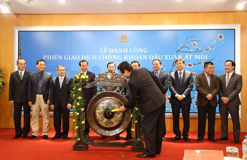 Thủ tướng Nguyễn Tấn Dũng đánh cồng khai trương phiên giao dịch đầu xuân ảnh 2