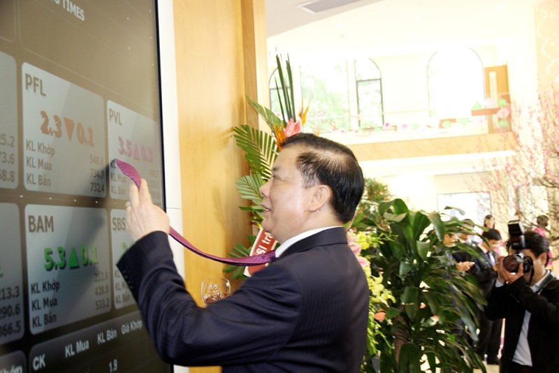 Thủ tướng Nguyễn Tấn Dũng đánh cồng khai trương phiên giao dịch đầu xuân ảnh 7