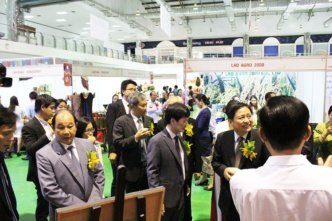 Nhiều doanh nghiệp Việt Nam ký kết hợp đồng thành công tại VIETLAO EXPO 2016 ảnh 1