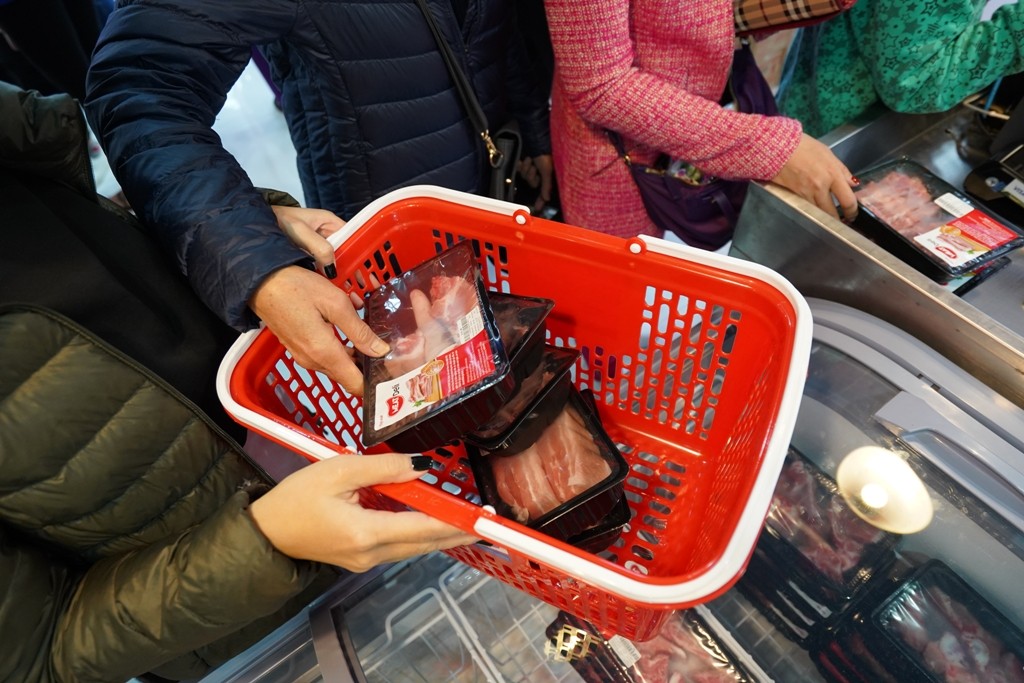 Thịt mát trở lại, đông đảo bà nội trợ Hà Nội chen chân tới mua ảnh 3