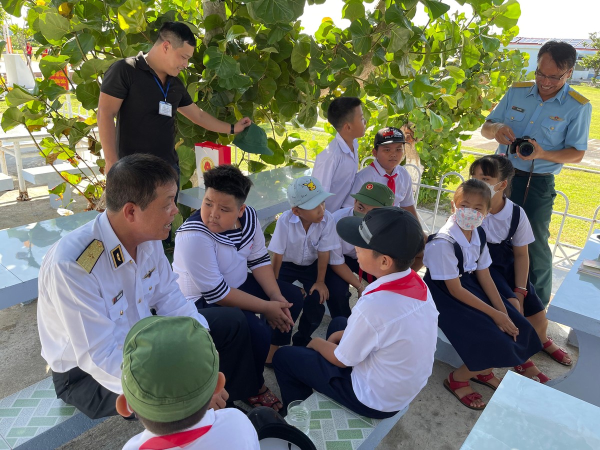 Chuẩn đô đốc Phạm Như Xuân cùng các cháu thiếu nhi trên đảo Song Tử Tây