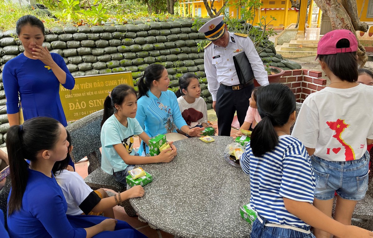 Thăm hỏi tặng quà người dân và các cháu học sinh trên đảo Sinh Tồn