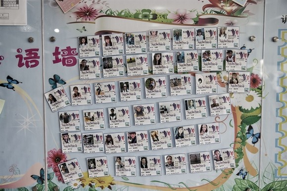 Soi công nhân sản xuất iPhone qua khe cửa nhà máy ảnh 4