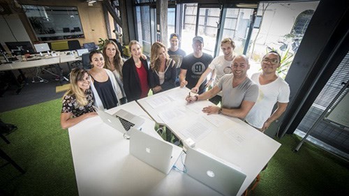 Đi khắp thế giới và dựng cơ nghiệp chỉ với chiếc laptop ảnh 1