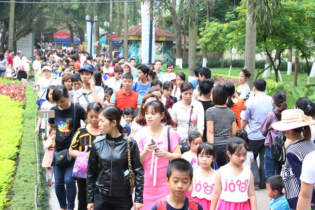 Hà Nội: “Biển người” đổ về công viên Thủ Lệ vui chơi ngày 30/4 ảnh 4