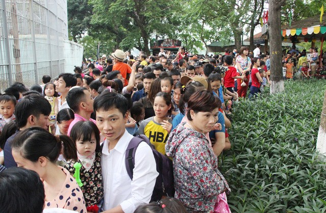 Người đàn ông bế cháu nhỏ này đã phải toát mồ hôi mới chen được qua đám đông chật cứng.