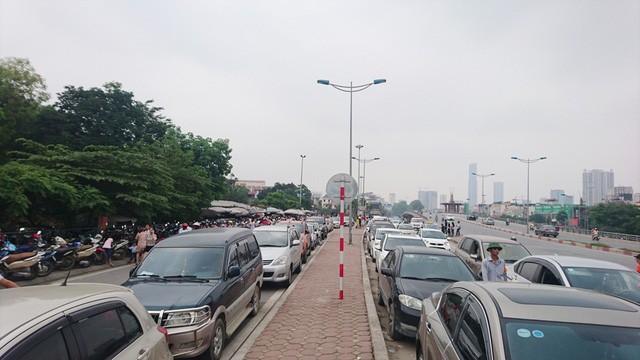 Lượng xe ô tô cá nhân đến khu vực công viên Thủ Lệ quá đông, lực lượng chức năng phải bố trí cho đỗ tạm ở lề đường và mép đường Vành đai 2 trên cao.